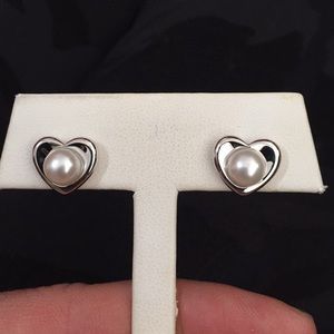 Solid heart silver and pearl earrings